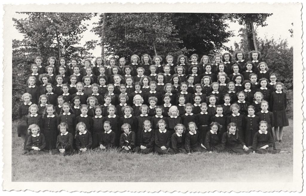 Foto - Schoolfoto School Klas Kind Kinderen Meisjes Uniform, Gebruikt, Foto, Ophalen of Verzenden, 1940 tot 1960