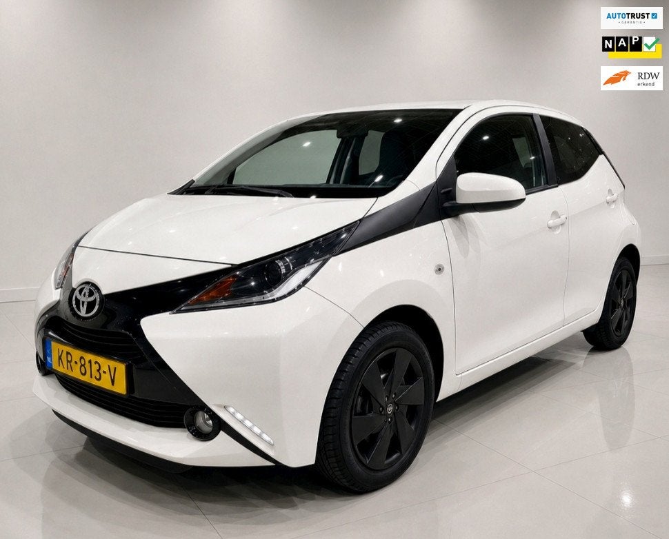Toyota Aygo 1.0 VVT-i x-play Camera Airco, Voorwielaandrijving, Gebruikt, Euro 6, 4 stoelen