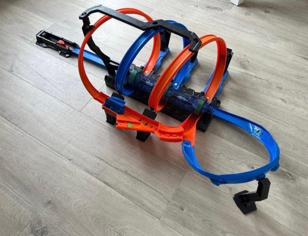 Hot Wheels Spiraal Crash Baanset met gemotoriseerde boosters, Kinderen en Baby's, Speelgoed | Racebanen, Zo goed als nieuw, Racebaan