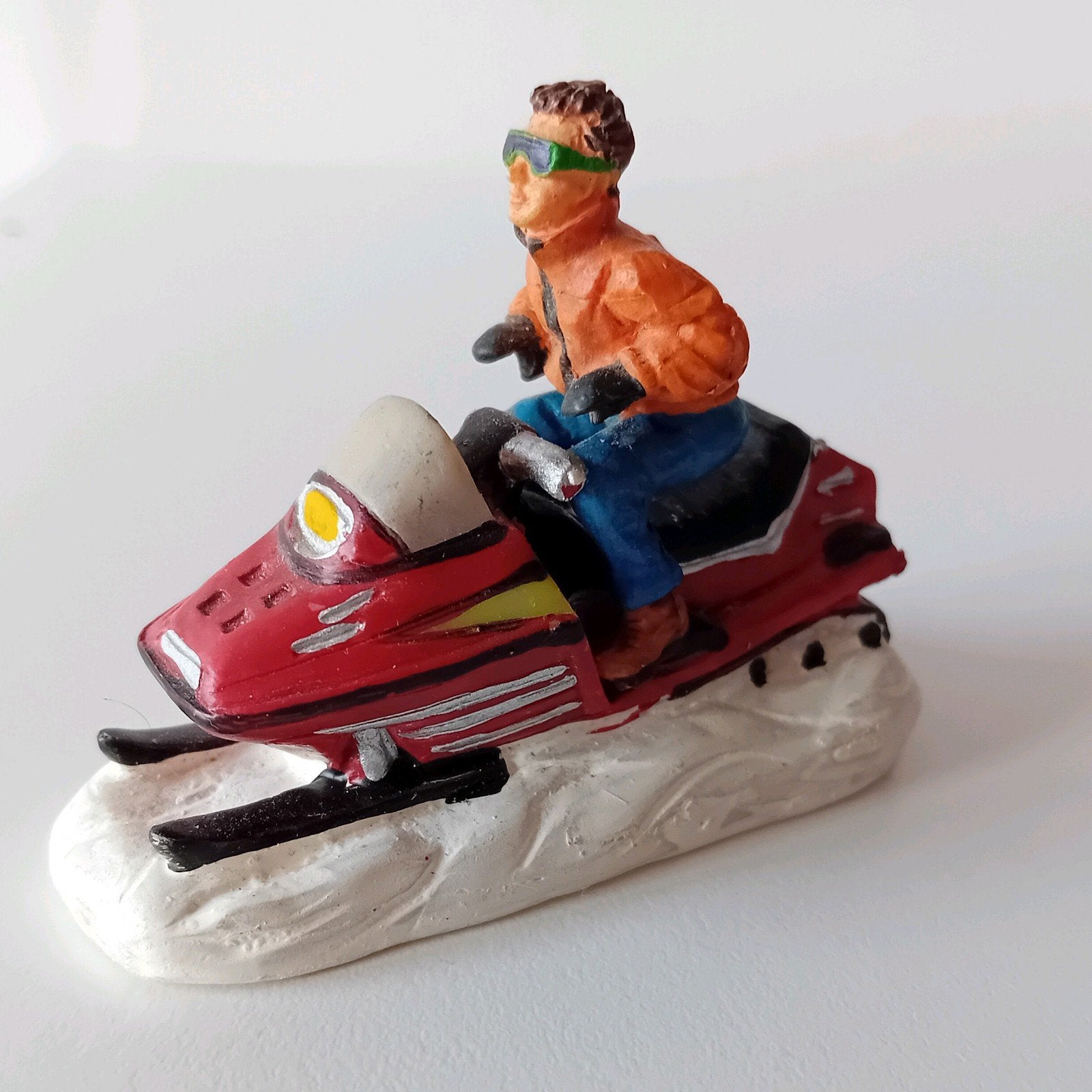 Lemax fun on ski mobile, retired, Lemax figuur Kerstdorp, Diversen, Kerst, Ophalen of Verzenden