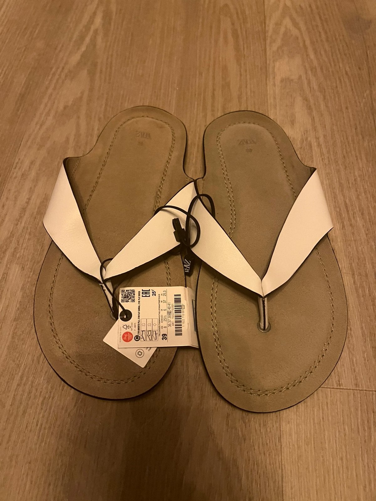 Nieuw leren slippers Zara maat 39, Ophalen of Verzenden, Zo goed als nieuw, Zwart