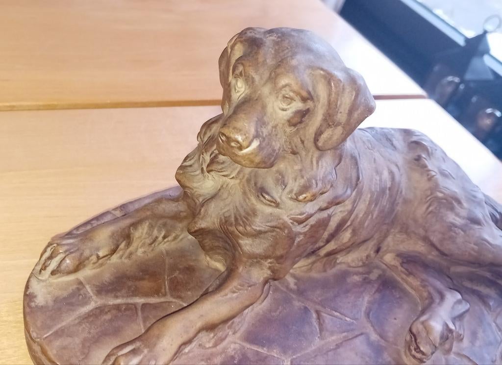 Vintage keramiek beeld van liggende hond, Ophalen of Verzenden, 20 - 50 cm, Steen of Keramiek, Beeld