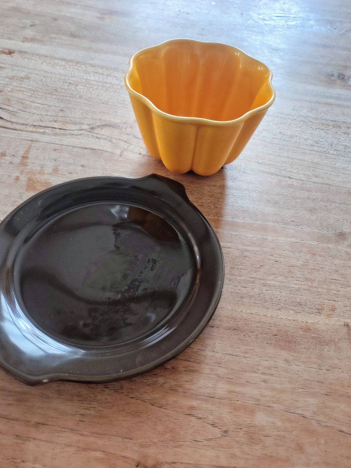 Vintage Puddingvorm met Onderbord - Geel/Bruin Keramiek, Antiek en Kunst, Ophalen of Verzenden