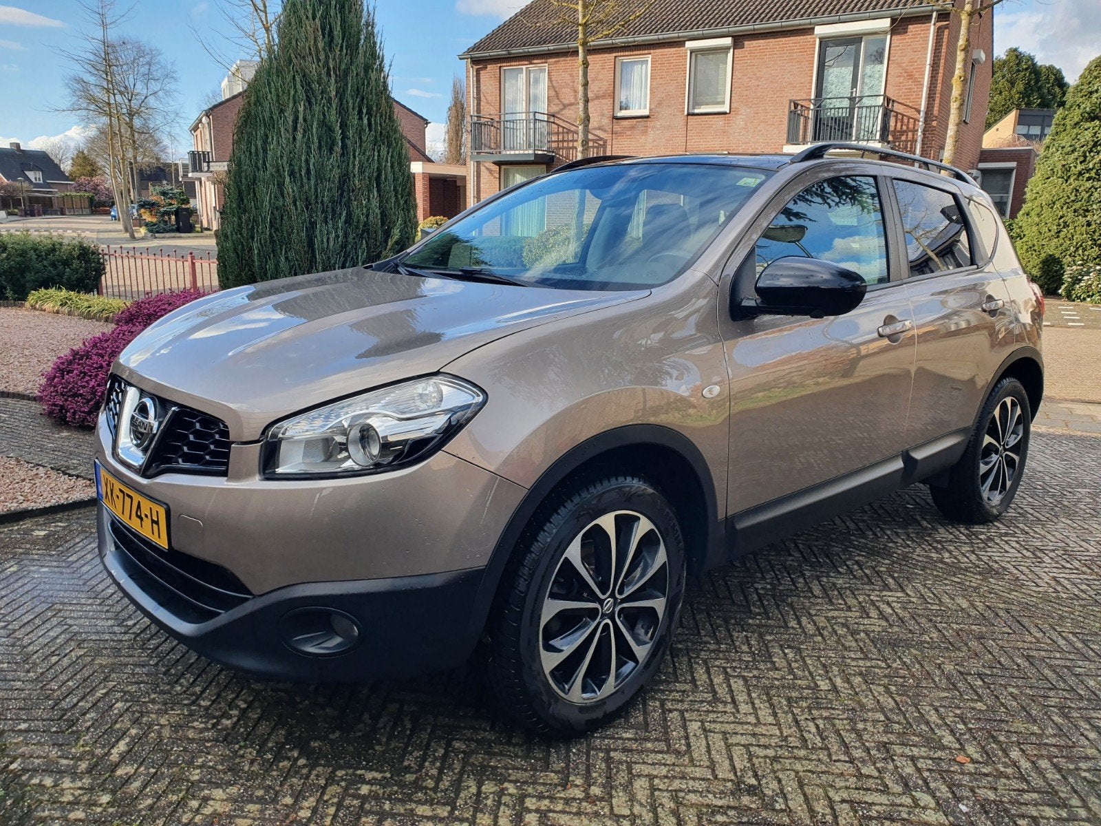 Nissan Qashqai 1.6  connect edition 360, Voorwielaandrijving, Zwart, 4 cilinders, Bruin