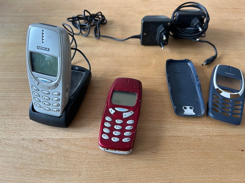 2 Nokia's 3310 met toebehoren, Gebruikt, Overige kleuren, Geen camera, Fysiek toetsenbord
