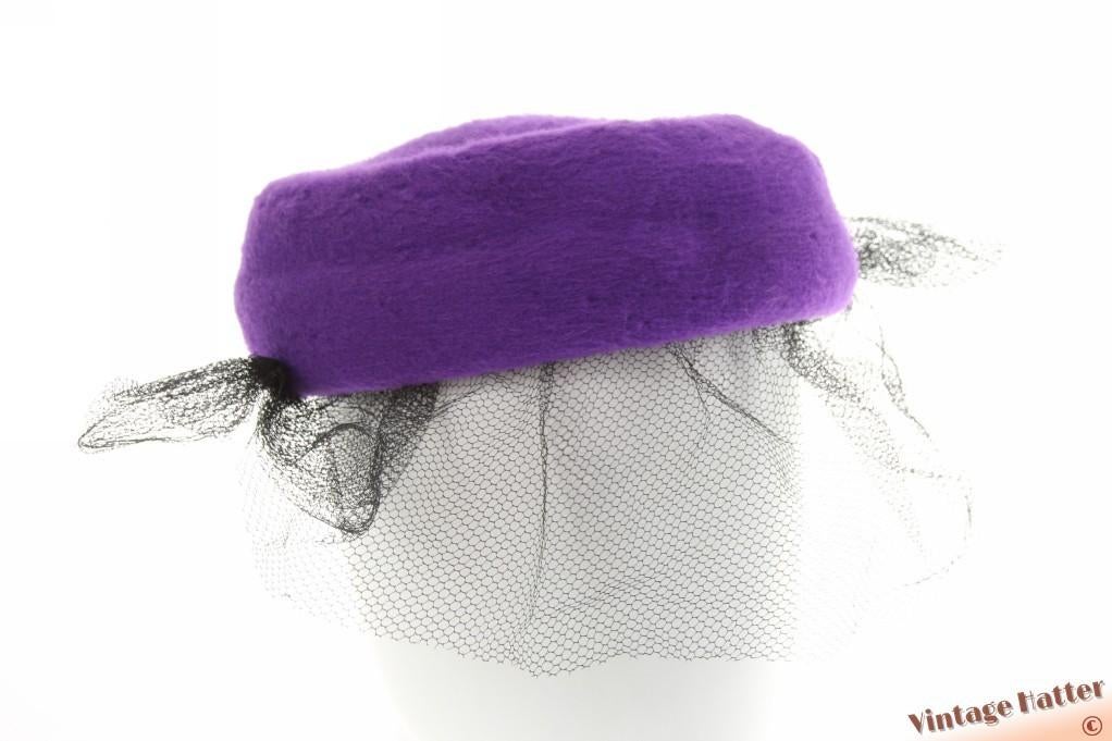 Vintage Dames pillbox hoed paars haarvilt en zwarte voile 57, Kleding | Dames, Hoeden en Petten, Ophalen of Verzenden, Gedragen