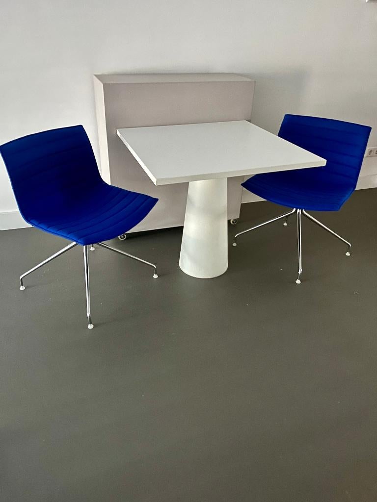 Arper | Eetstoel | Vergaderstoel | Bureaustoel | Draaistoel, Huis en Inrichting, Ophalen, Twee, Blauw, Zo goed als nieuw
