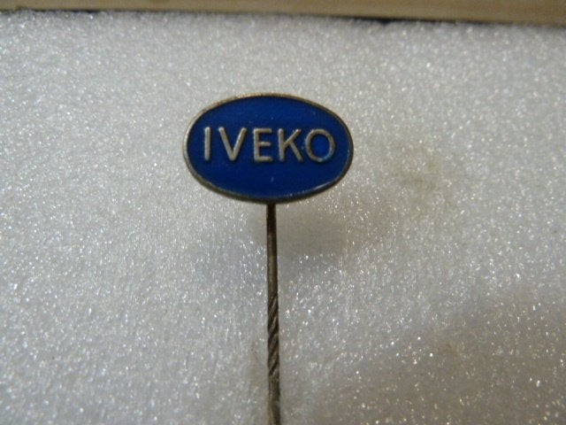 Vintage IVECO Speldje / Pin - Blauw Ovaal, Ophalen of Verzenden, Gebruikt, Merk, Speldje of Pin