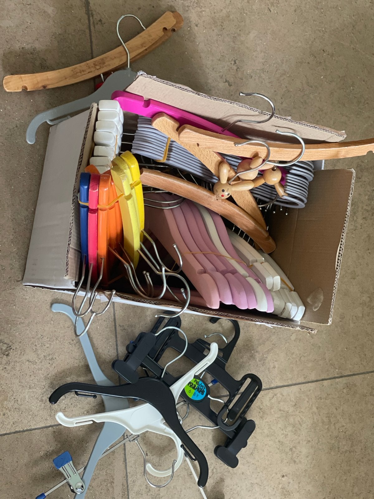 Doos vol diverse kinderkledinghangers, Ophalen of Verzenden, Gebruikt