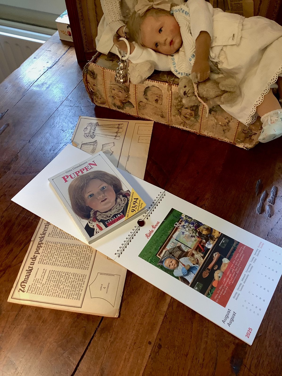 Kathe kruse kalender ciesliks boek poppen kleding patronen, Verzamelen, Poppen, Ophalen of Verzenden, Gebruikt, Pop