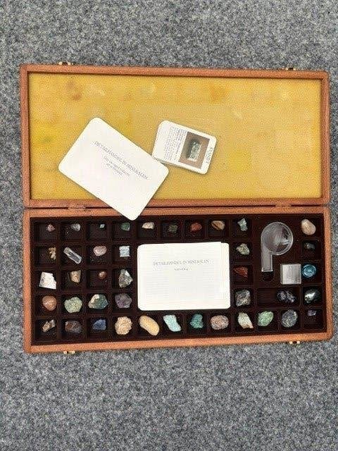 puntgave verzameldoos stenen en mineralen, Ophalen of Verzenden, Mineraal