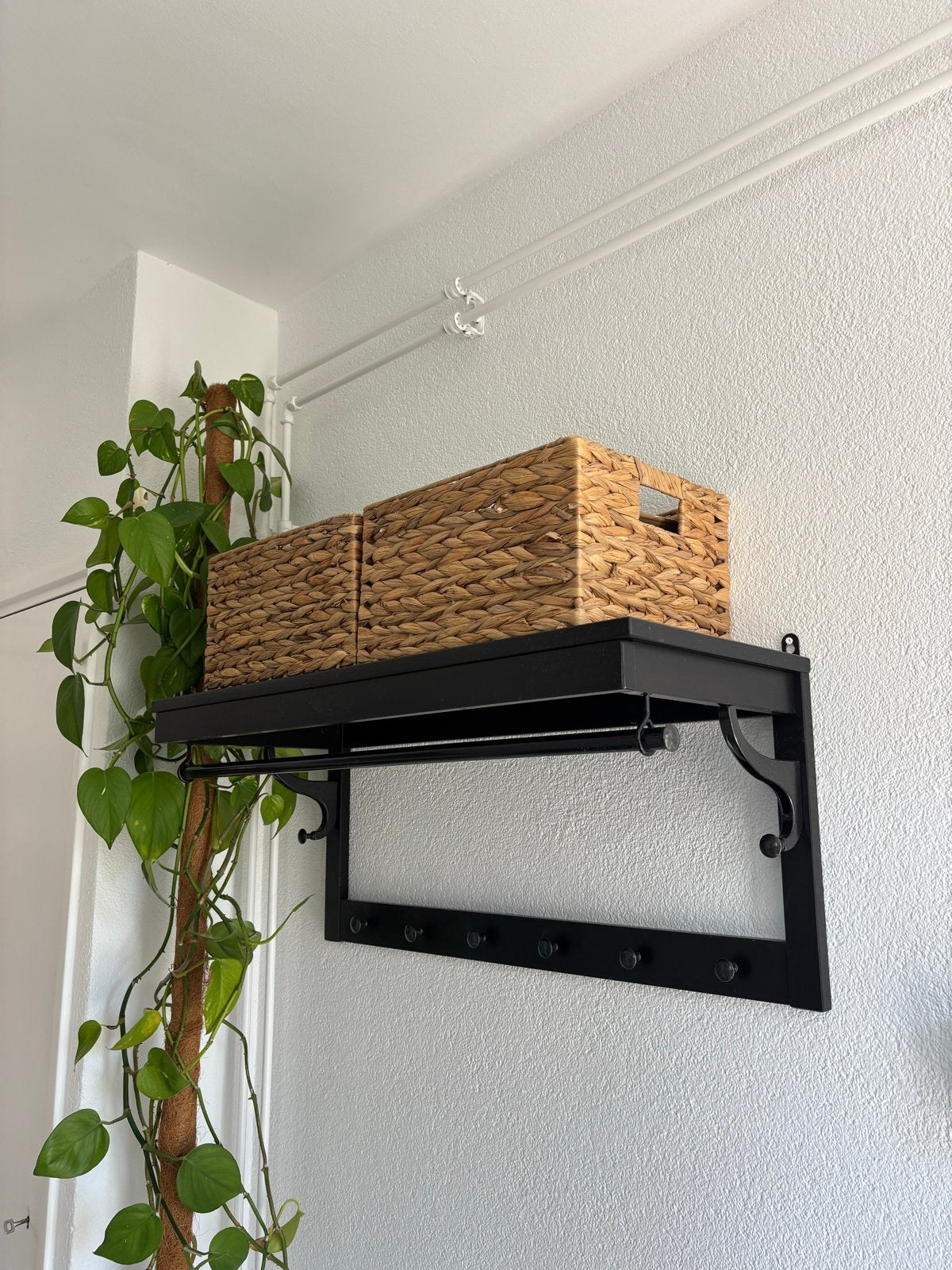 Zwarte metalen wandkapstok met hoedenplank en roede, Huis en Inrichting, Woonaccessoires | Kapstokken, Ophalen, Zo goed als nieuw