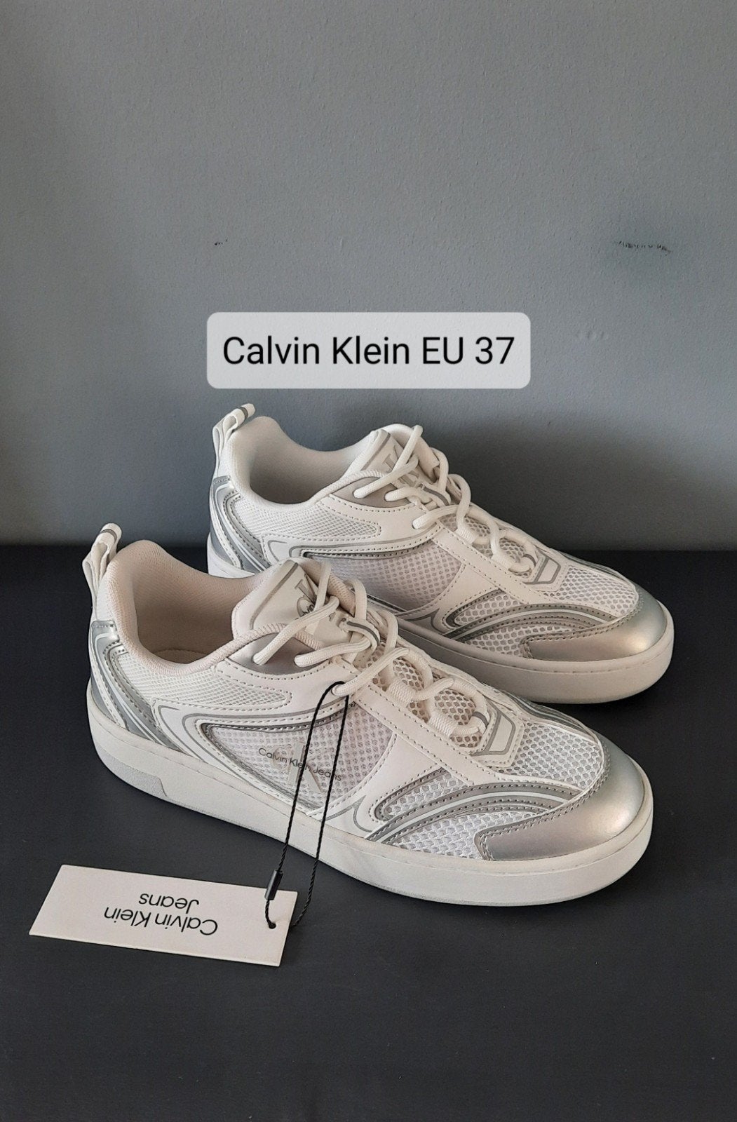 Nieuwe Calvin Klein wit met zilver sneakers 37, Wit, Nieuw, Ophalen of Verzenden, Sneakers of Gympen