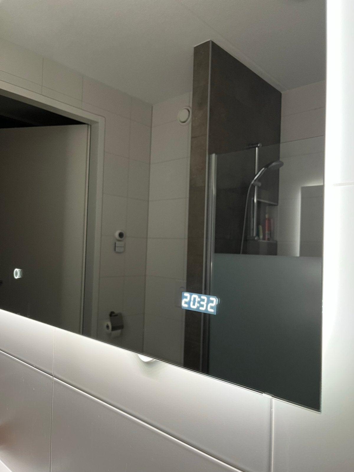 Foto 3 van Badkamer spiegel 120x70 LED, verwarming en klok 120x70