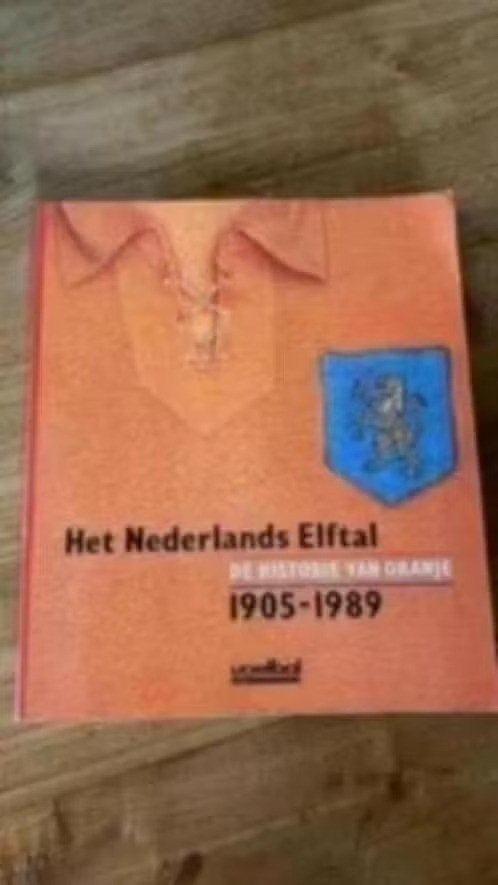 Het Nederlands voetbal . 1905-1989 voetbal international, Ophalen of Verzenden, Gebruikt, Overige binnenlandse clubs, Boek of Tijdschrift