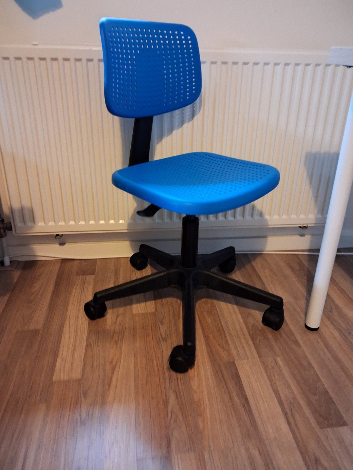 Blauwe kinder bureaustoel met wieltjes, Ophalen, Zo goed als nieuw, Blauw