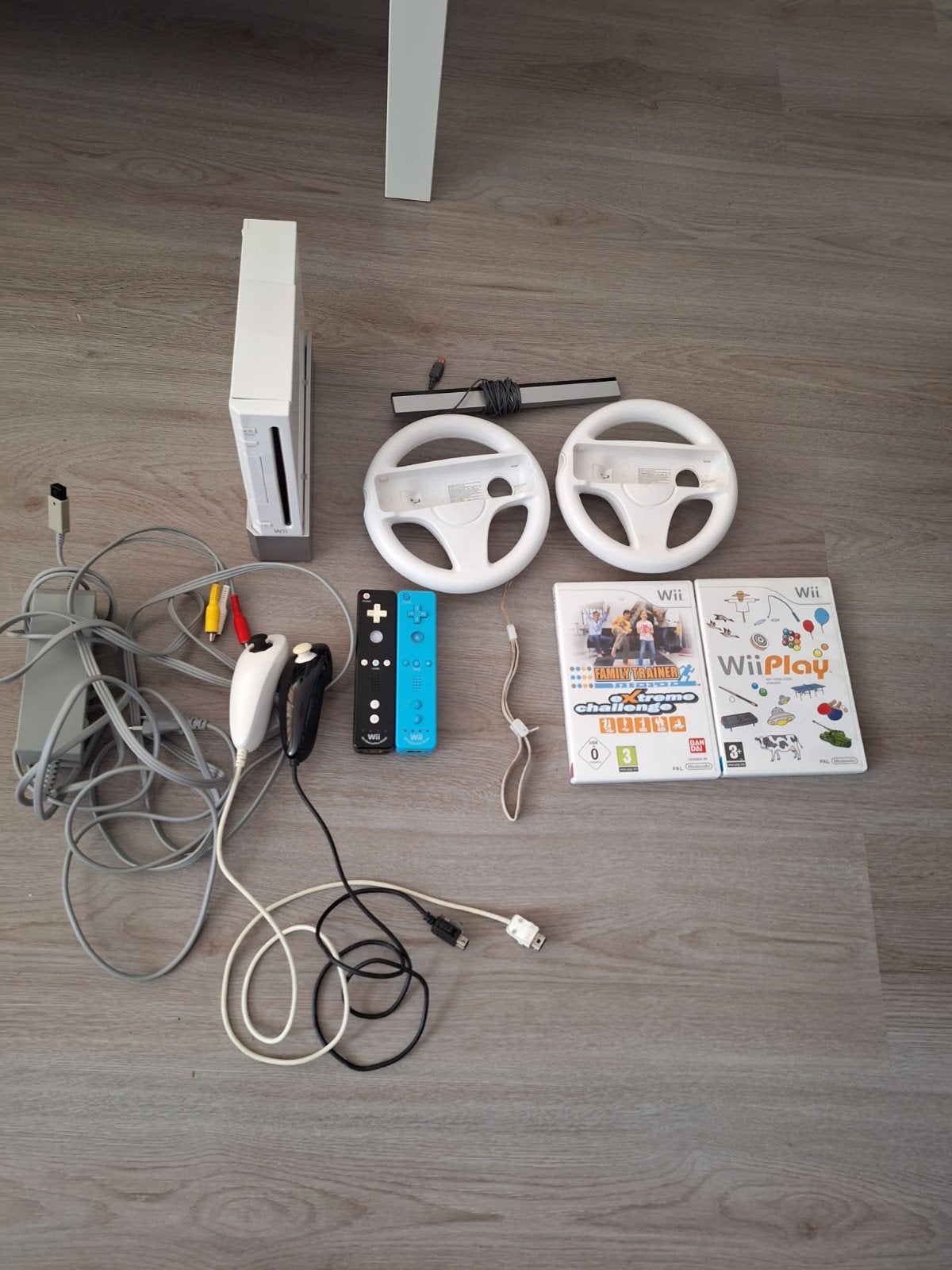 Wii console met 2 originele remotes en 2 orginele nunchucks, Ophalen of Verzenden, Gebruikt, Met 2 controllers, Met stuurtje