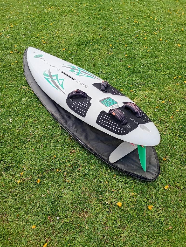 Surfplank €100 compleet, Watersport en Boten, Windsurfen, Zo goed als nieuw, Plank, Fanatic, 250 tot 300 cm, Met vin(nen), Met draagtas