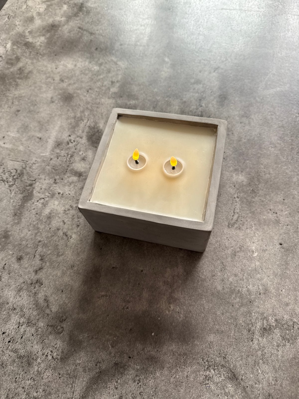 LED Kaars in betonlook houder - Nieuw, Overige merken, Ophalen of Verzenden, Zo goed als nieuw, Grijs