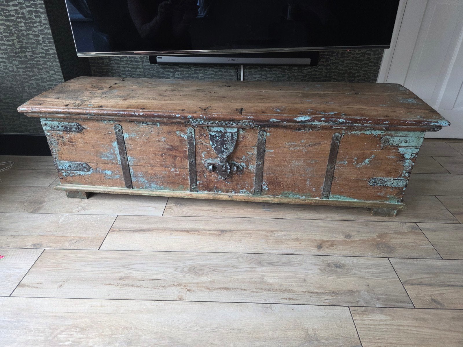 Antieke houten kist met metalen beslag, Ophalen of Verzenden