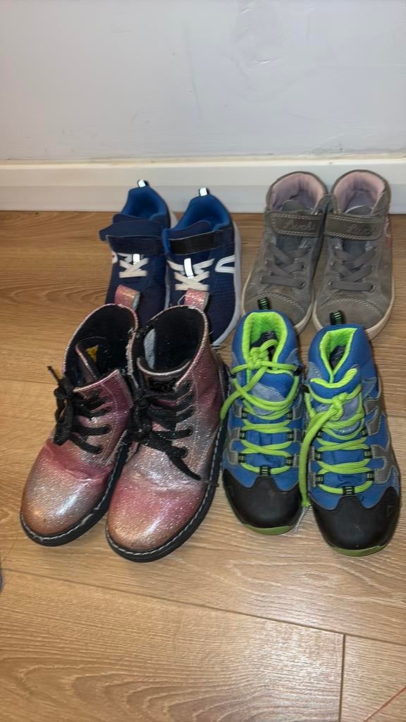 Kinder schoenen 27, 28,29,30, Kinderen en Baby's, Kinderkleding | Schoenen en Sokken, Ophalen of Verzenden, Zo goed als nieuw