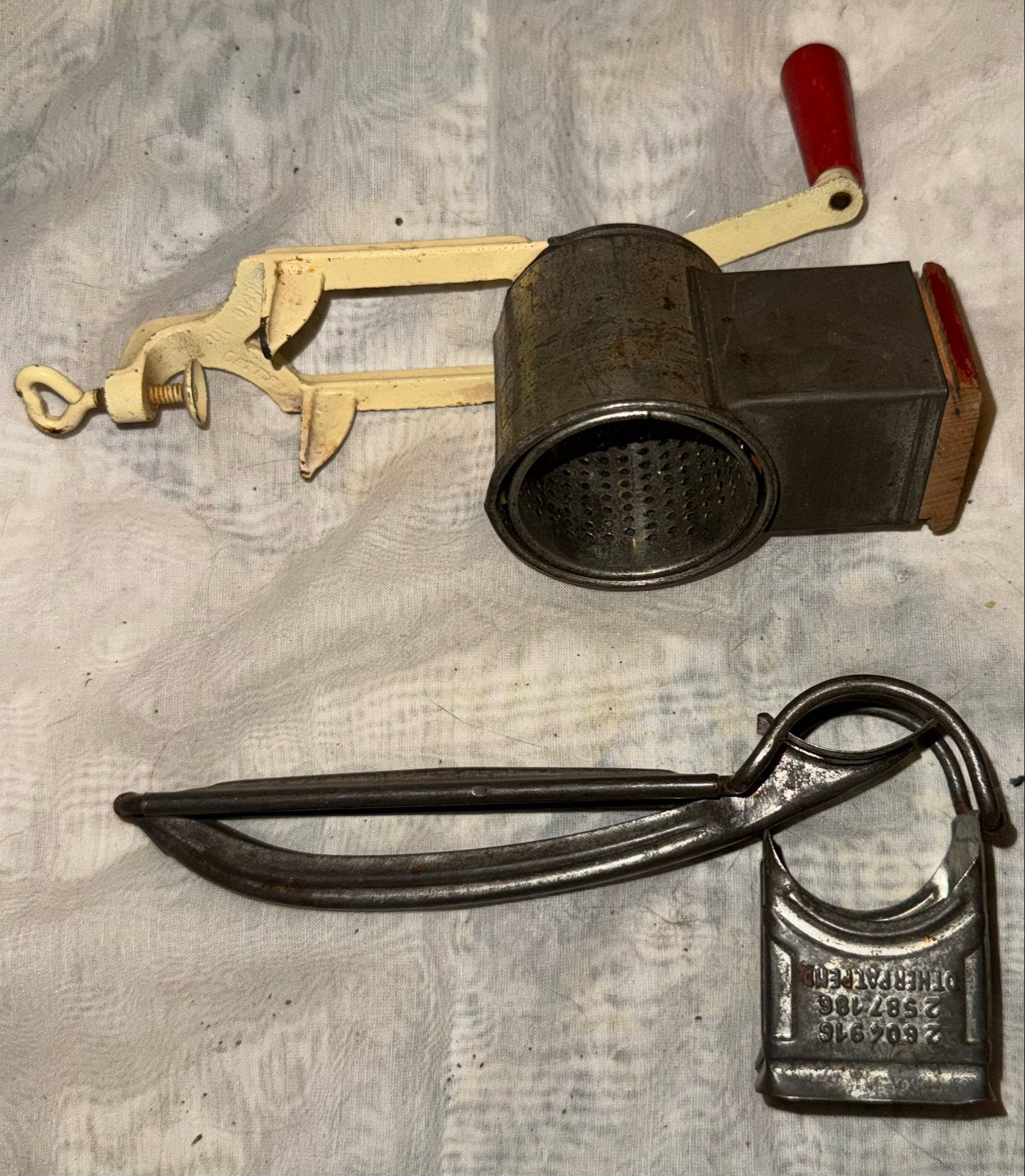 Vintage Keukenapparatuur: Kaasrasp en Bonensnijder, Antiek en Kunst, Ophalen of Verzenden
