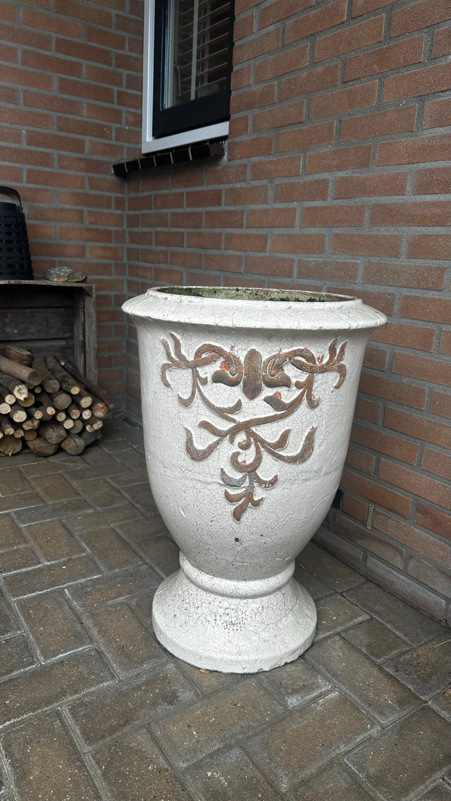 Grote brocante bloempot met reliëf, Gebruikt, Binnen, Overige vormen, Aardewerk