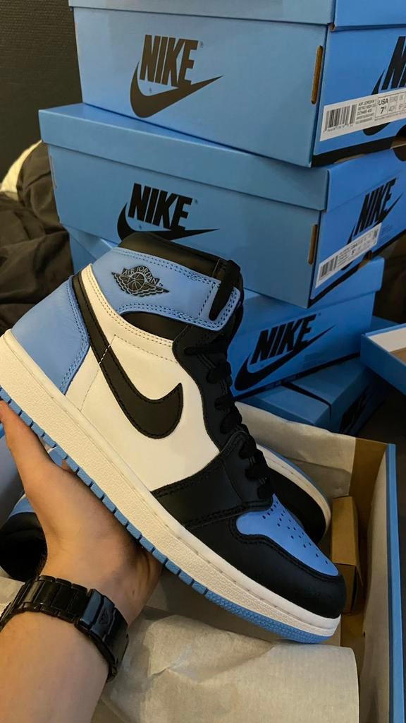 Nike Air Jordan 1 High UNC Toe maat 38,5, Kleding | Heren, Schoenen, Ophalen of Verzenden, Nieuw, Blauw