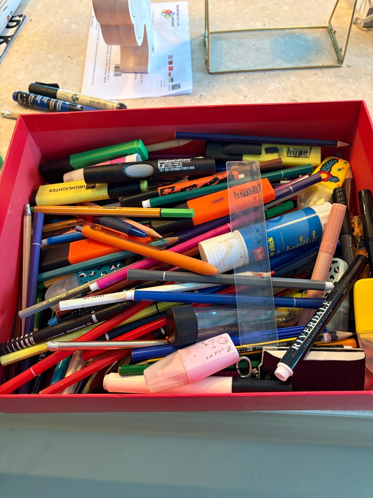 Gratis afhalen, doos met potloden, stiften, en degelijke., Ophalen