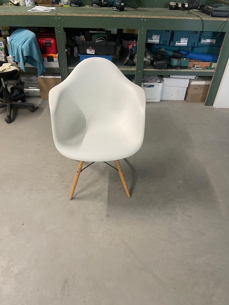 Witte design stoel met houten poten, Huis en Inrichting, Stoelen, Ophalen, Kunststof, Wit, Zo goed als nieuw