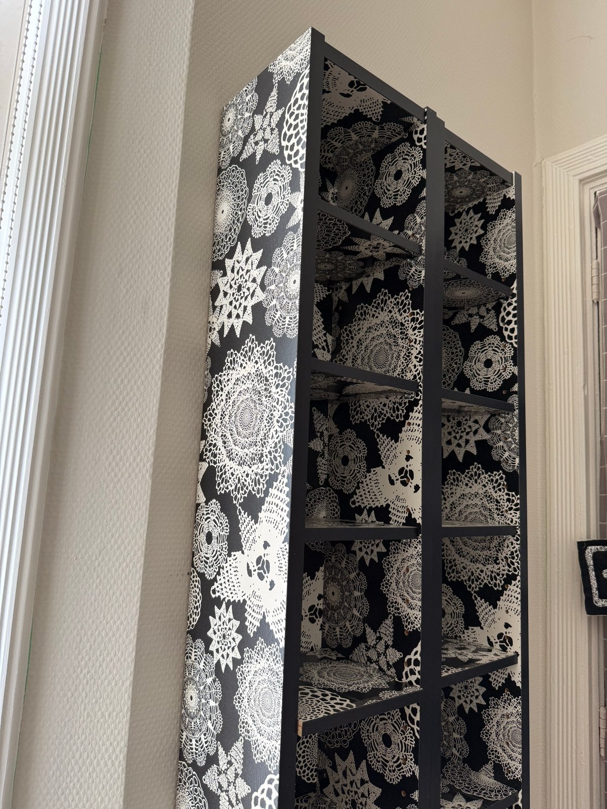 Smalle zwarte cd kasten met decoratieve achterwand, Ophalen, Met plank(en), Minder dan 50 cm, Gebruikt