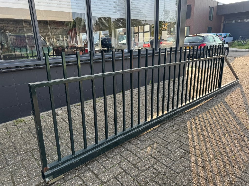 Schuifhek met 9 meter extra hekwerk en deur, Ophalen, Met poort, Gebruikt, Spijlenhekwerk