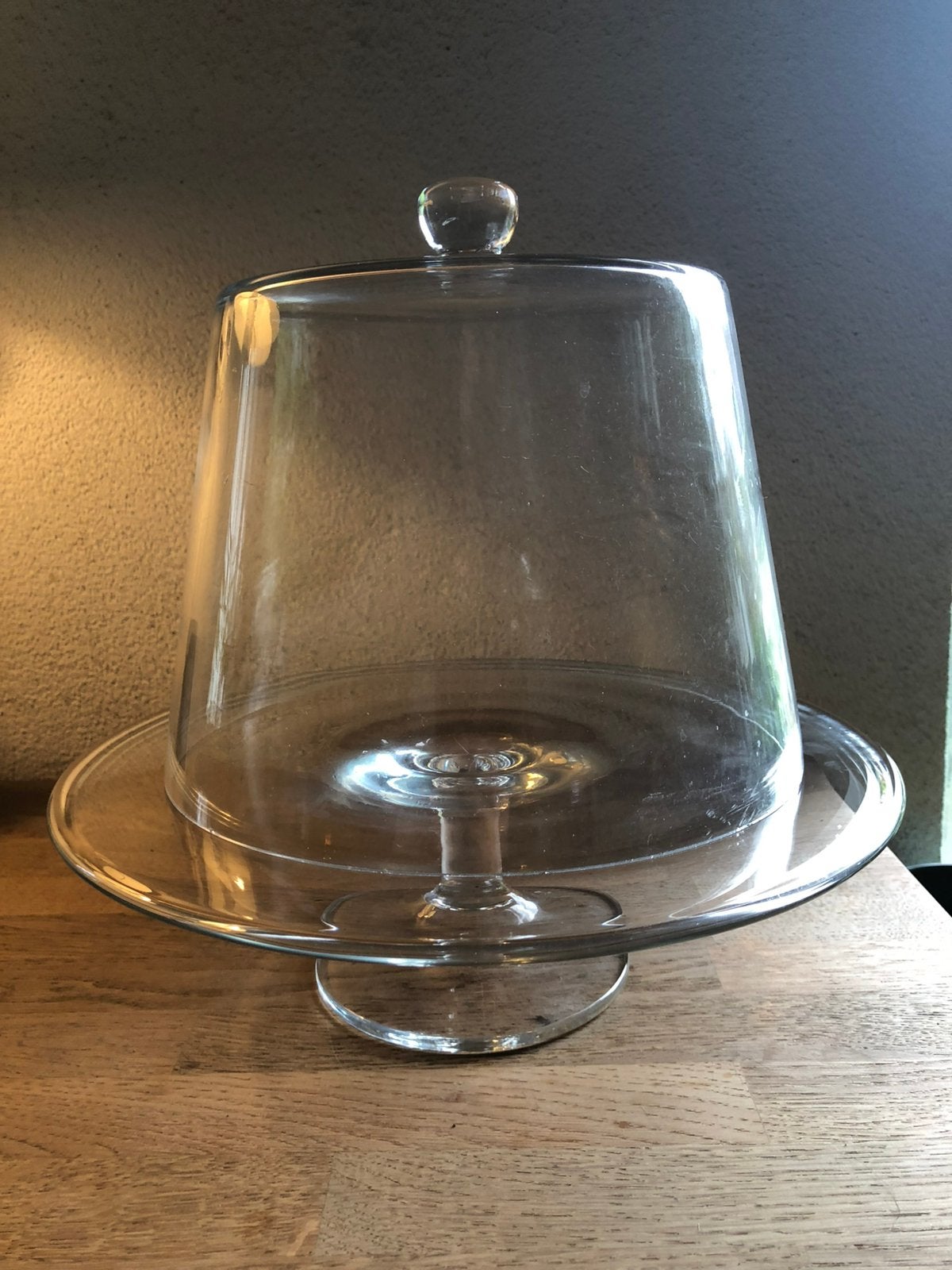 Grote glazen stolp op glazen plateau op voet, Glas, Ophalen, Zo goed als nieuw, Met plateau