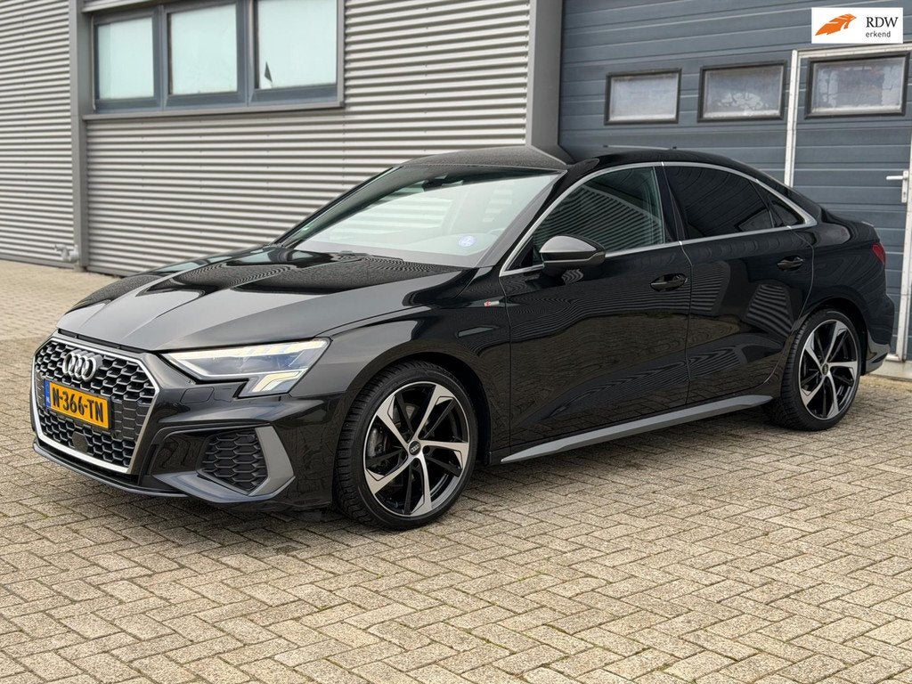 Audi A3 Limousine 35 TFSI S-LINE - 1 STE EIGENAAR - DEALER O, Auto's, 1498 cc, 4 cilinders, 150 pk, Zwart