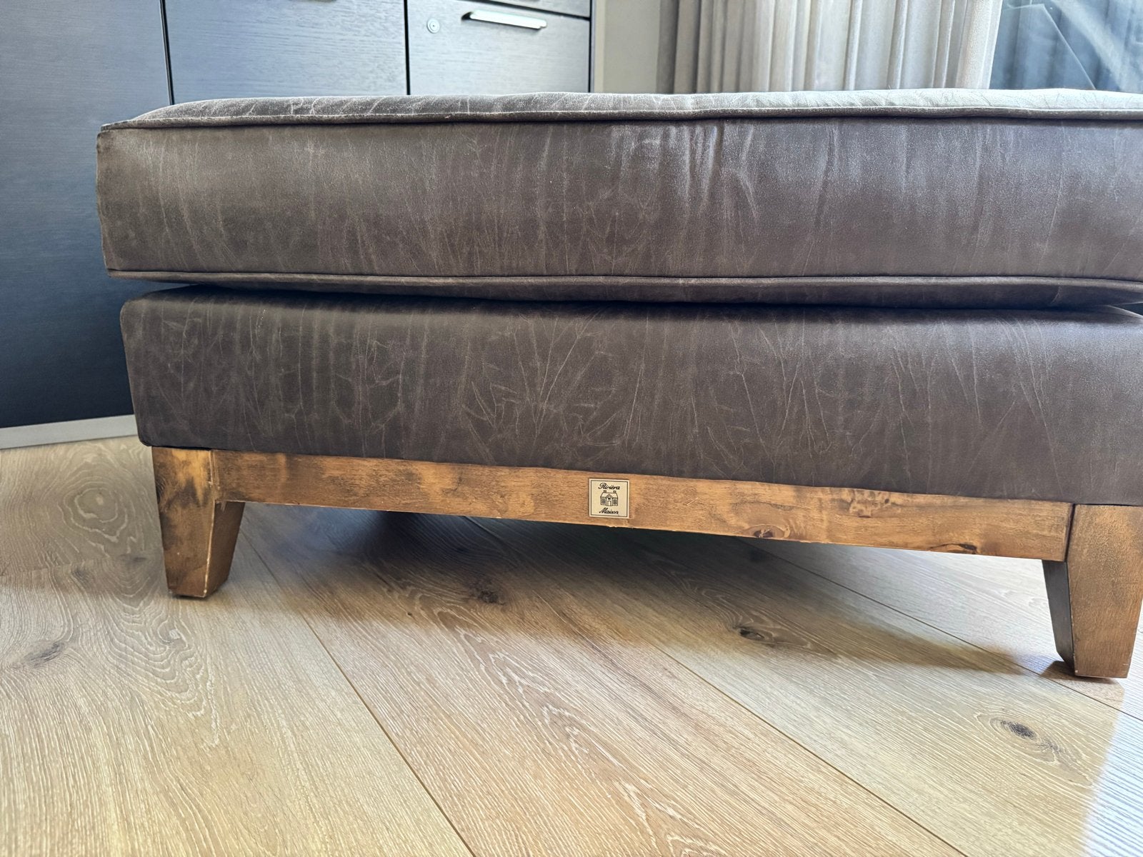 Riviera Maison Leren poef / hocker met houten onderstel, Ophalen, 75 tot 100 cm, Zo goed als nieuw, Riviera Maison