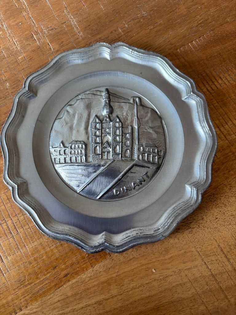 Vintage tinnen sierbordje Dinant, Antiek en Kunst, Antiek | Tin, Ophalen of Verzenden
