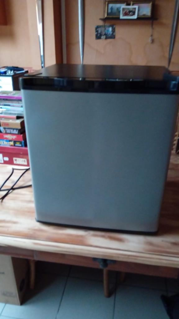 Compacte Mini Koelkast - Ideaal voor Kleine Ruimtes, Witgoed en Apparatuur, Koelkasten en IJskasten, Ophalen, Minder dan 75 liter