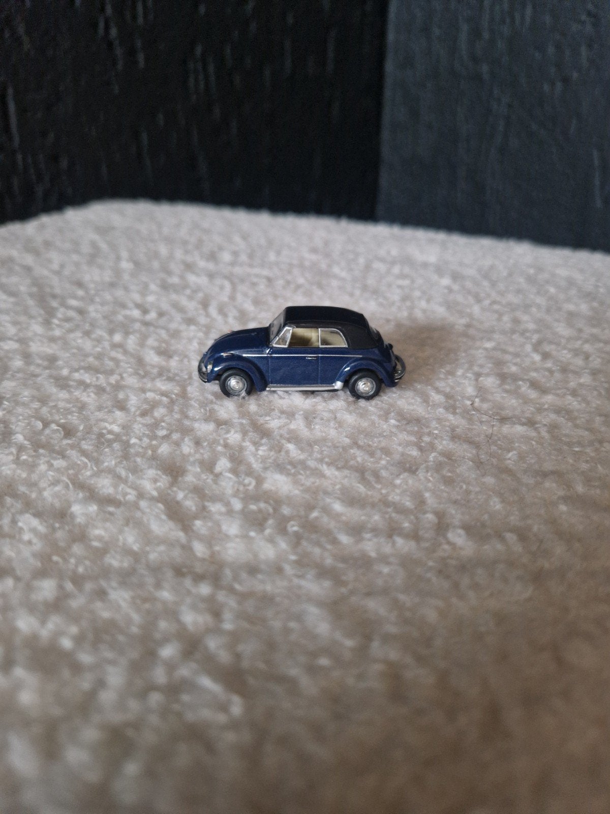 Donkerblauwe Volkswagen Kever Cabriolet modelauto, Ophalen of Verzenden, Zo goed als nieuw, Auto, Overige merken