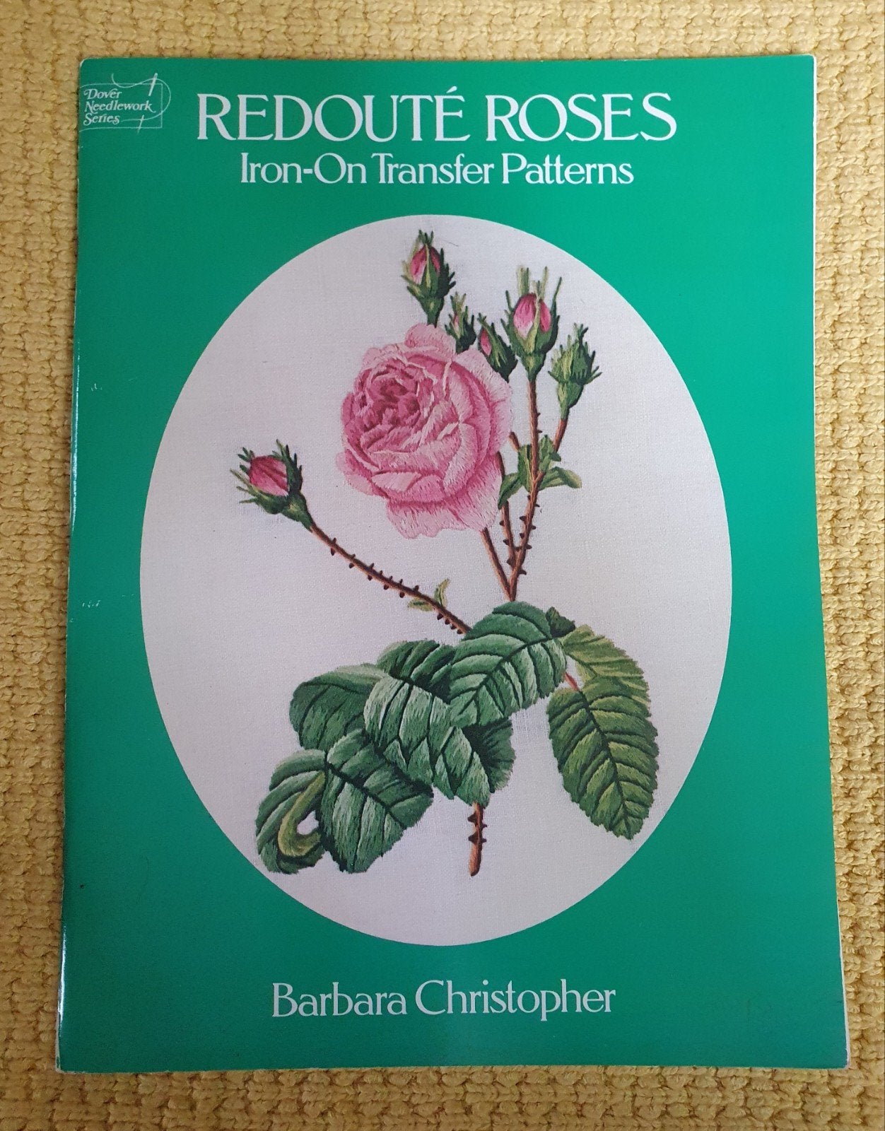 nieuw vintage 1982 Redouté Roses Iron-On Transfer Patterns, Hobby en Vrije tijd, Verzenden, Nieuw, Handborduren, Patroon