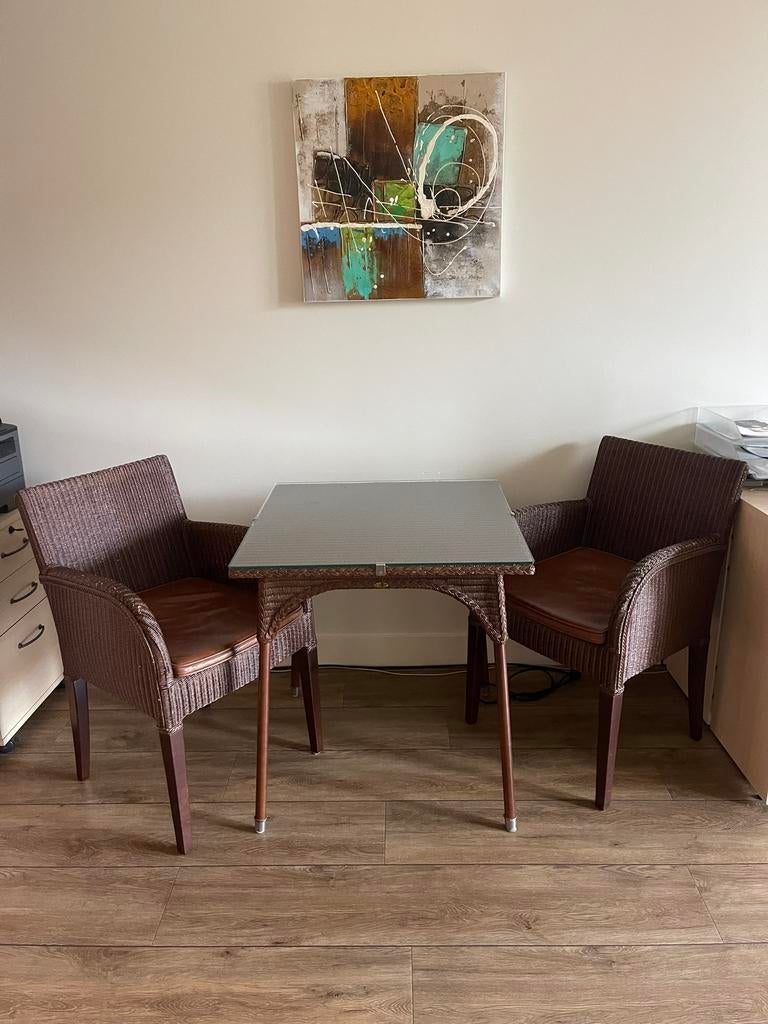 Lloyd Loom tafel en 2 stoelen, leren kussens chocolade, Ophalen of Verzenden, Zo goed als nieuw, Minder dan 4 stoelen