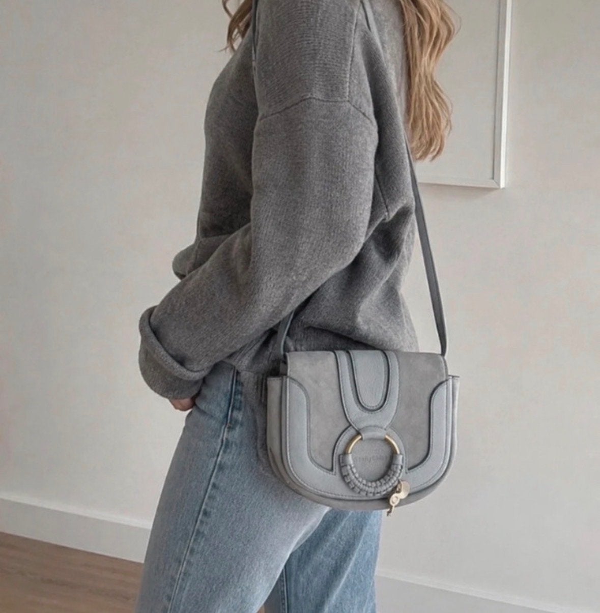 See by Chloé Hana schoudertasje in lichtblauw suède, Sieraden, Tassen en Uiterlijk, Ophalen of Verzenden, Zo goed als nieuw, Blauw