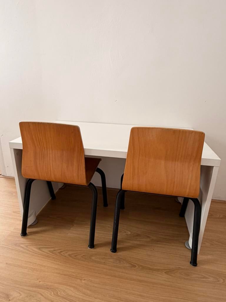 Twee schoolstoeltjes en ikea tafeltje, Kinderen en Baby's, Kinderkamer | Tafels en Stoelen, Ophalen of Verzenden, Zo goed als nieuw