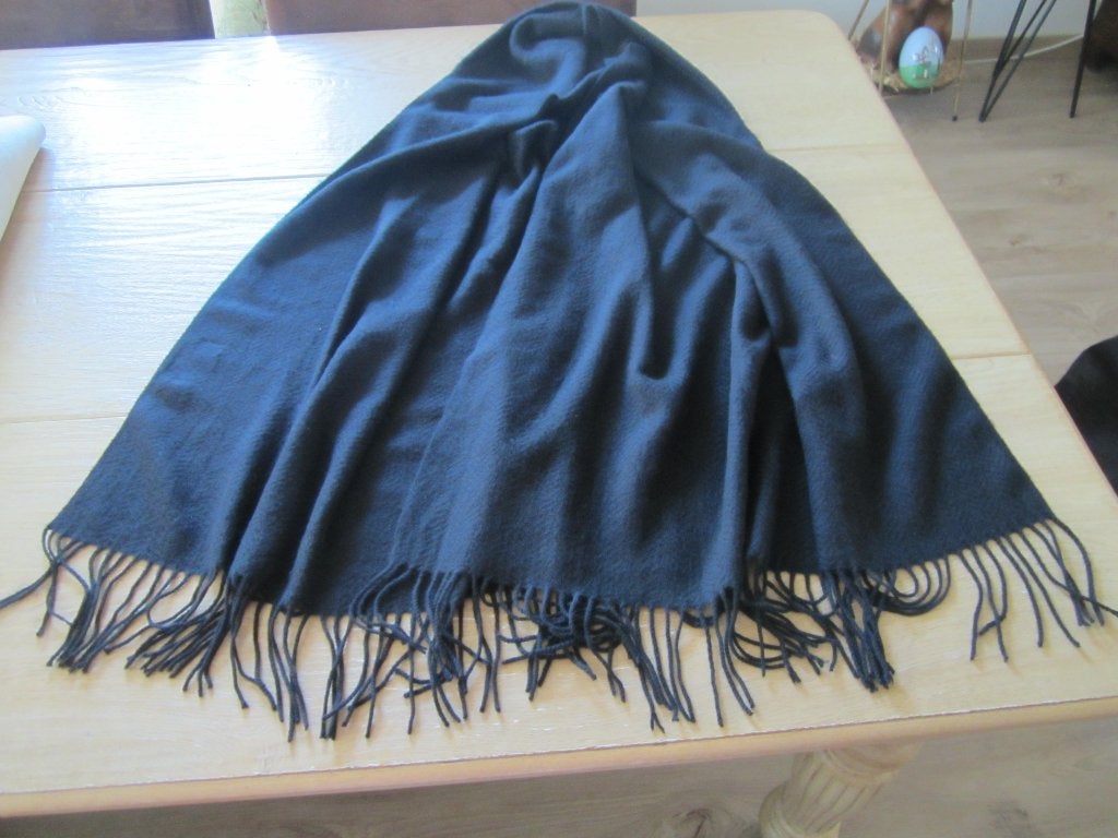 ZWARTE LANGE SJAAL, Kleding | Dames, Mutsen, Sjaals en Handschoenen, Verzenden, Maat 46/48 (XL) of groter, Zo goed als nieuw, Sjaal