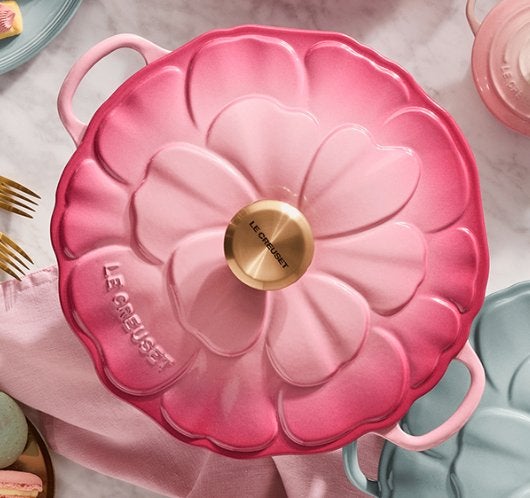 GEZOCHT: Le Creuset pan BLOESEM kleur BERRY, Huis en Inrichting, Ophalen of Verzenden, Nieuw, Gietijzer