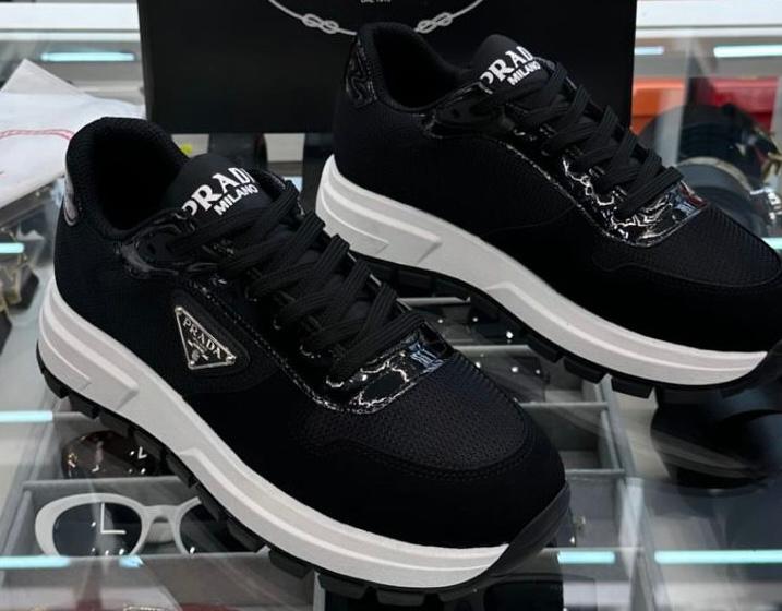 Prada schoenen!, Zwart, Nieuw, Ophalen of Verzenden, Sneakers of Gympen