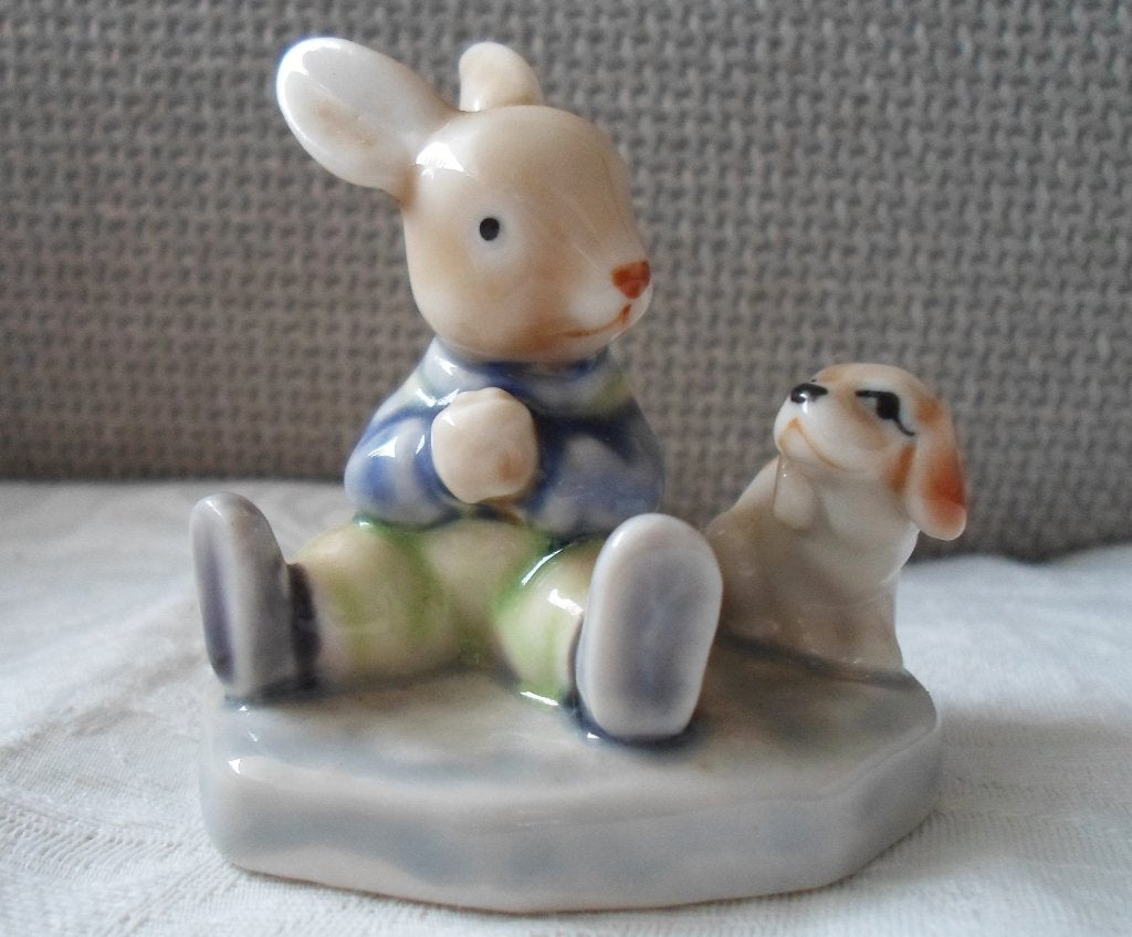 Porseleinen haasje met hondje. Albert Kessler, Verzamelen, Beelden en Beeldjes, Ophalen of Verzenden, Zo goed als nieuw, Dier