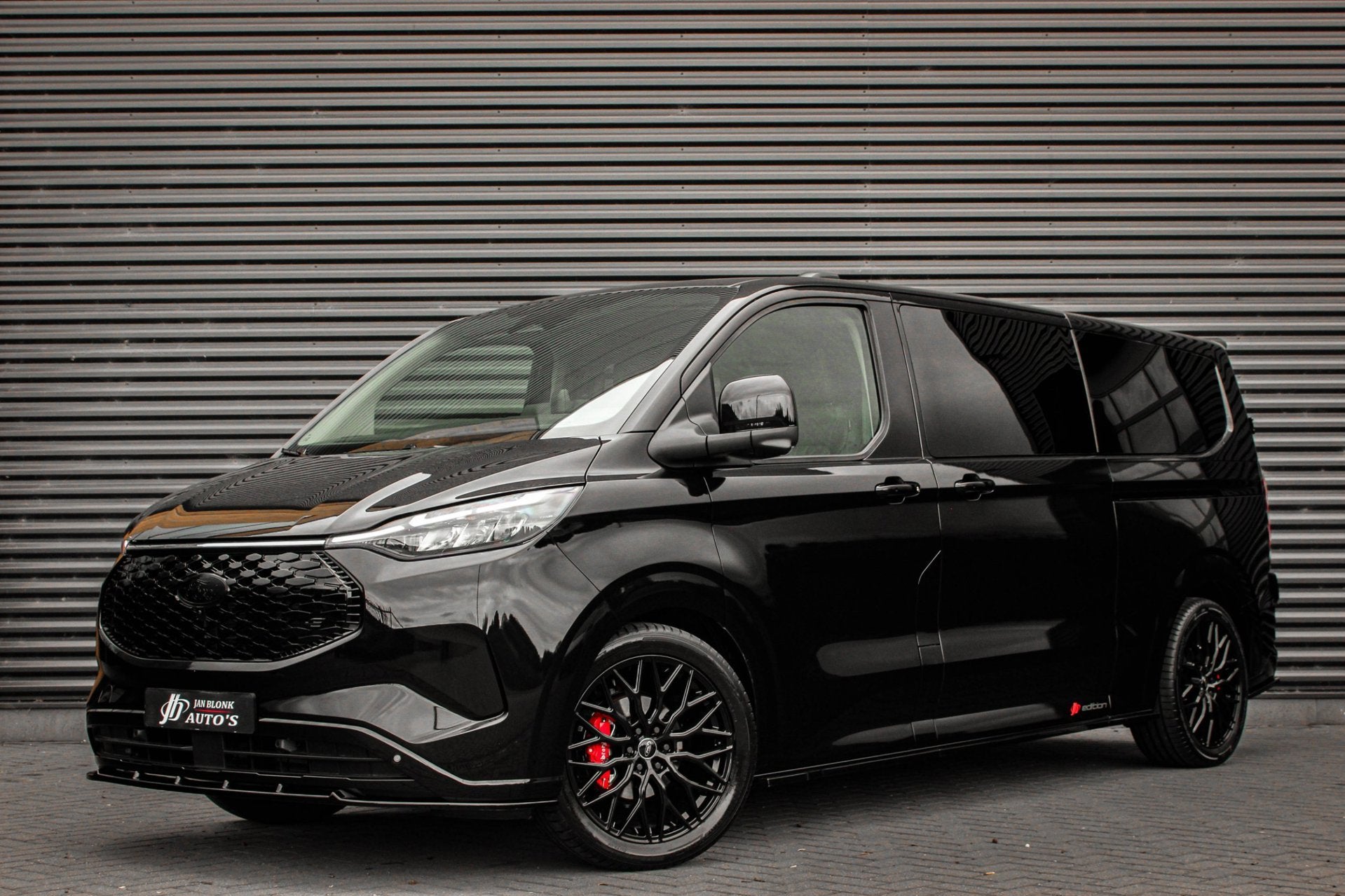 Ford E-Transit Cust. 320 L2H1 Limited 71 kWh DC DUBBEL CABIN, Auto's, Automaat, Dealer onderhouden, Achterwielaandrijving, Zwart
