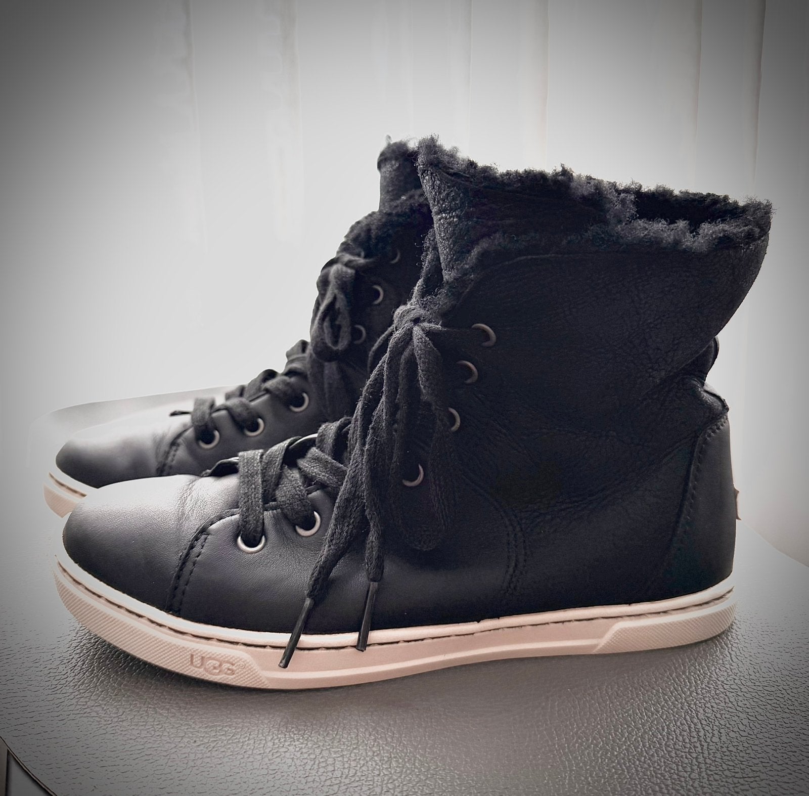 UGG Sneakers met Bont - Maat 37, Kleding | Dames, Schoenen, Zwart, Nieuw, Ophalen of Verzenden, Sneakers of Gympen