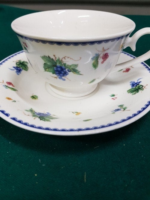 Kop en schotel, porselein, wit met blauwe druiven, Balmoral, Ophalen of Verzenden, 'T Olde Gre-j, Info@toldegrej.nl, Endepoelstraat 20f Didam