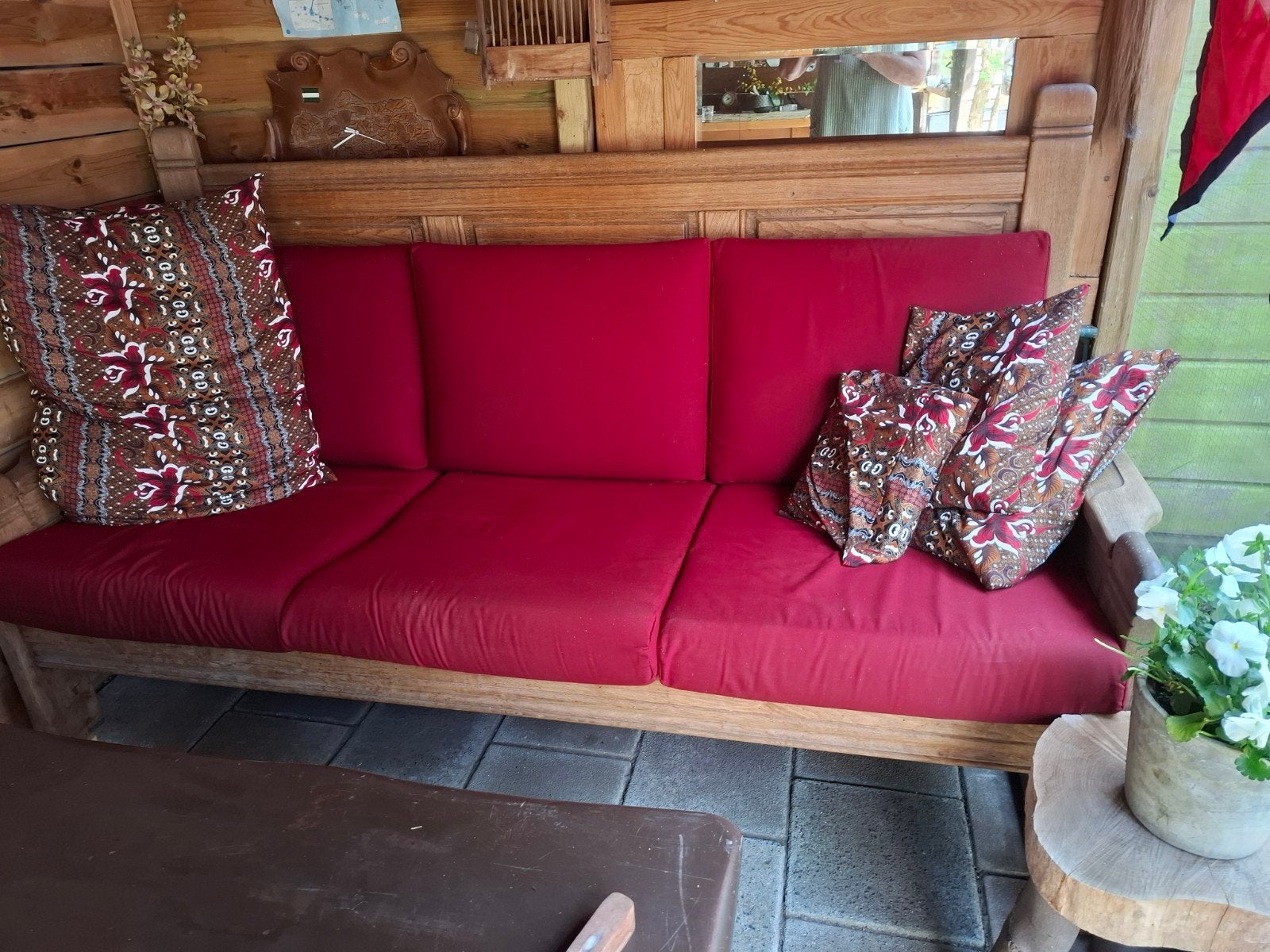 Houten bank met rode kussens, Ophalen, Gebruikt, Driepersoons, 75 tot 100 cm